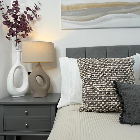 Modern One-Bedroom Apartment Swindon Bagian luar foto