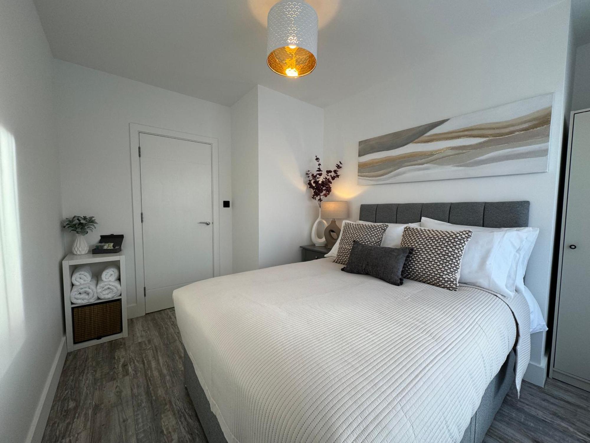Modern One-Bedroom Apartment Swindon Bagian luar foto
