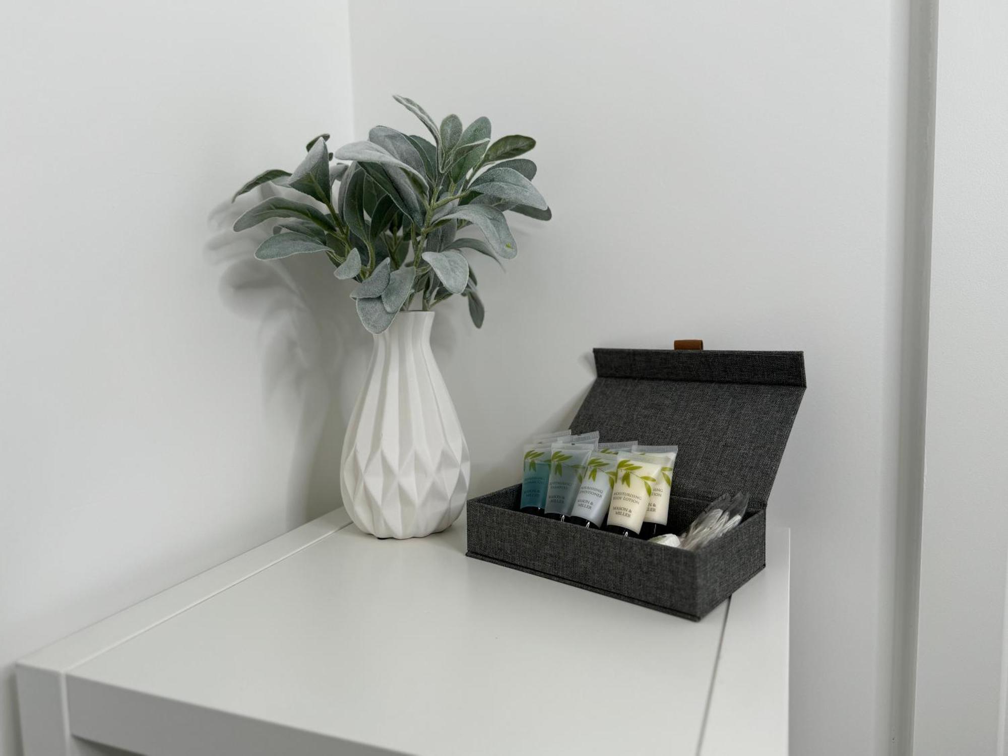 Modern One-Bedroom Apartment Swindon Bagian luar foto