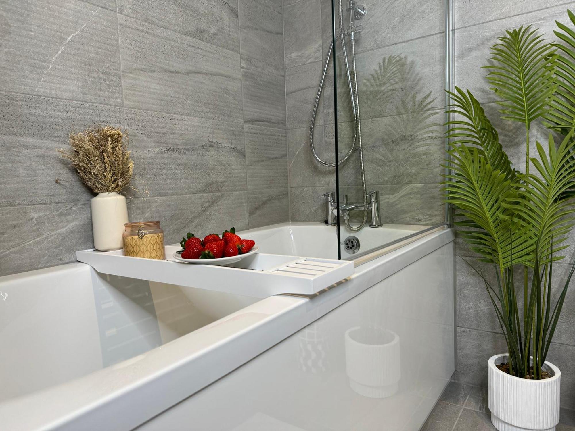Modern One-Bedroom Apartment Swindon Bagian luar foto