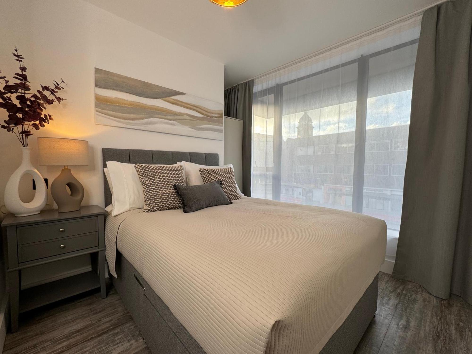 Modern One-Bedroom Apartment Swindon Bagian luar foto