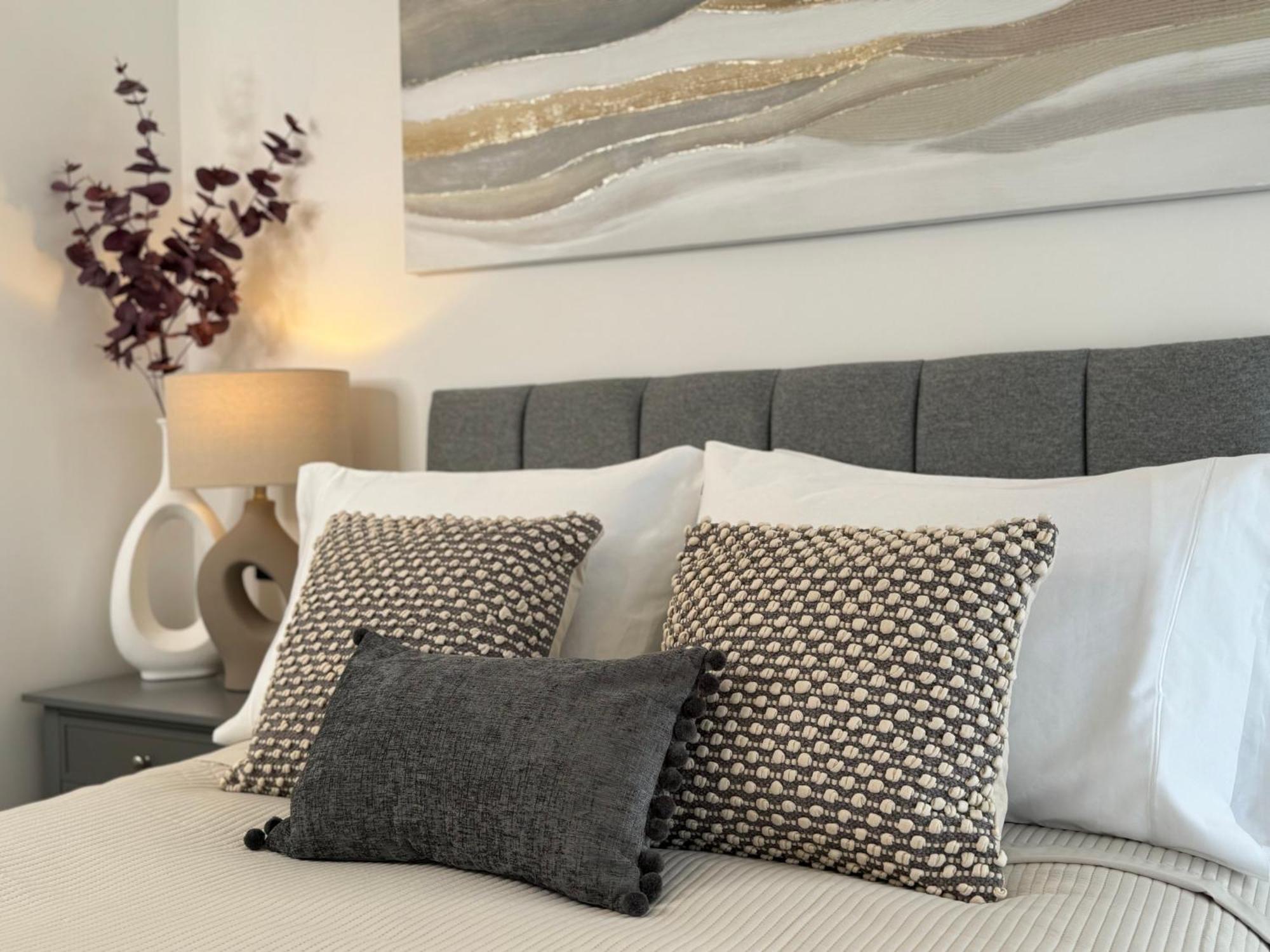 Modern One-Bedroom Apartment Swindon Bagian luar foto