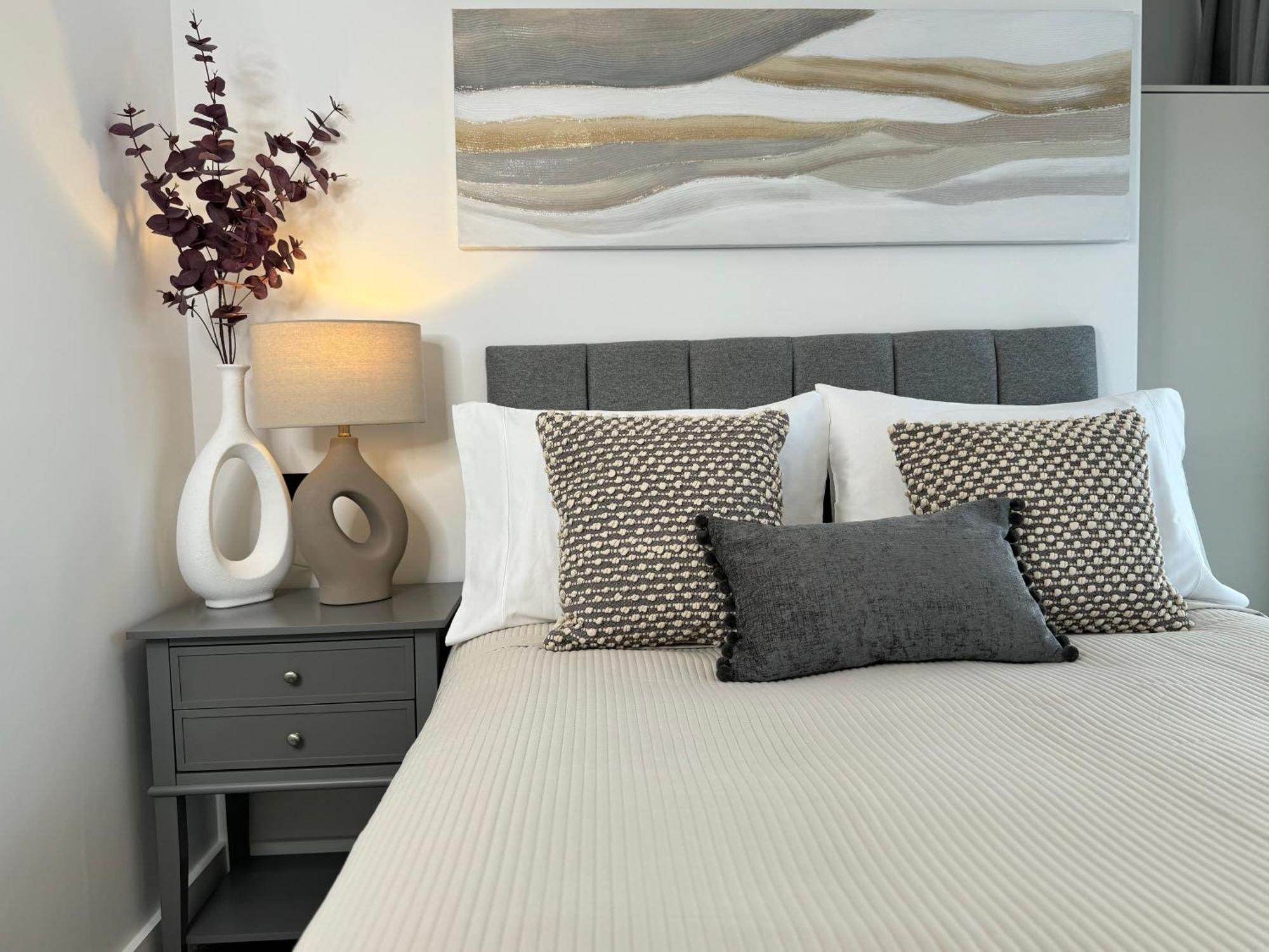 Modern One-Bedroom Apartment Swindon Bagian luar foto