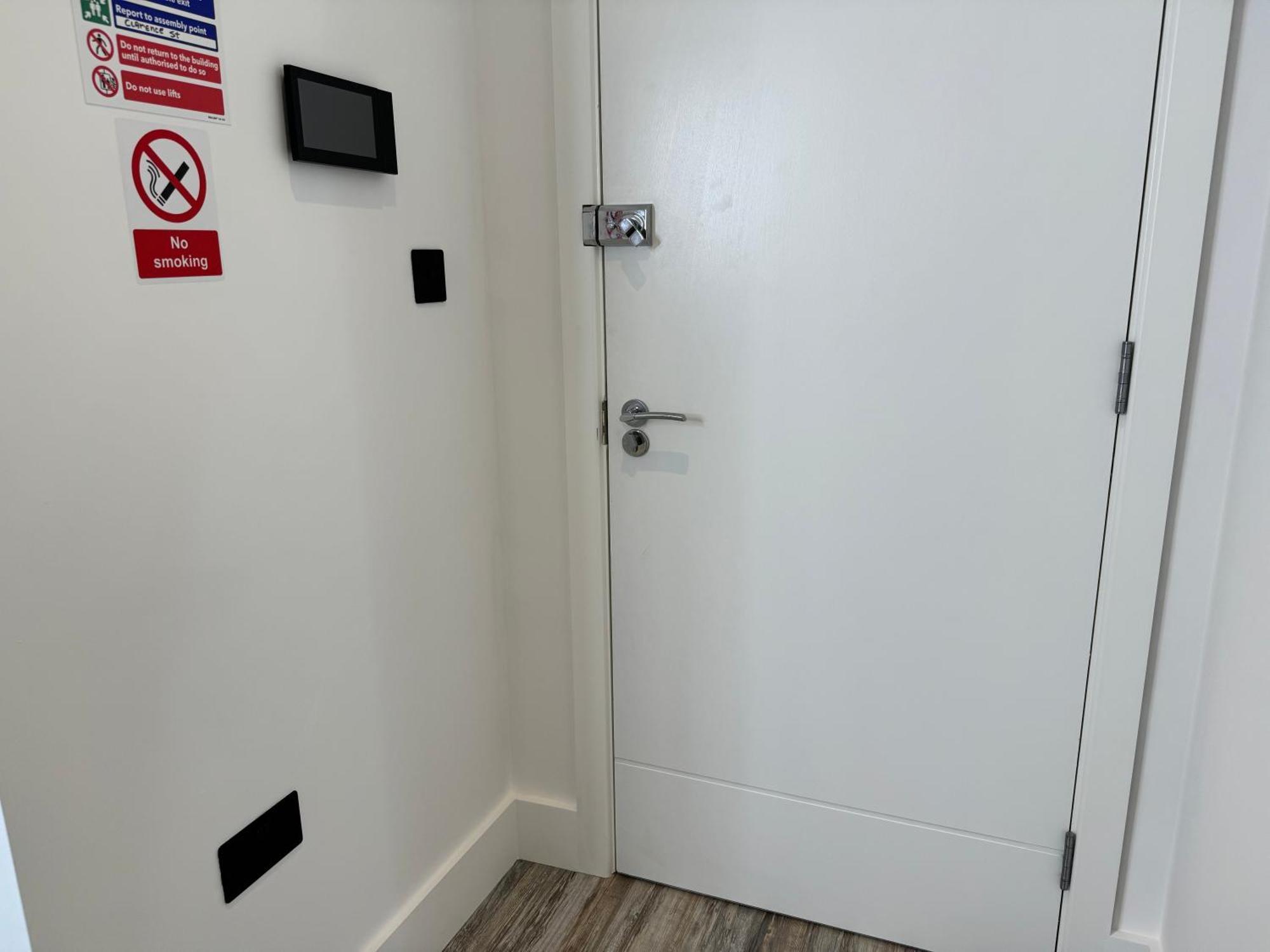 Modern One-Bedroom Apartment Swindon Bagian luar foto