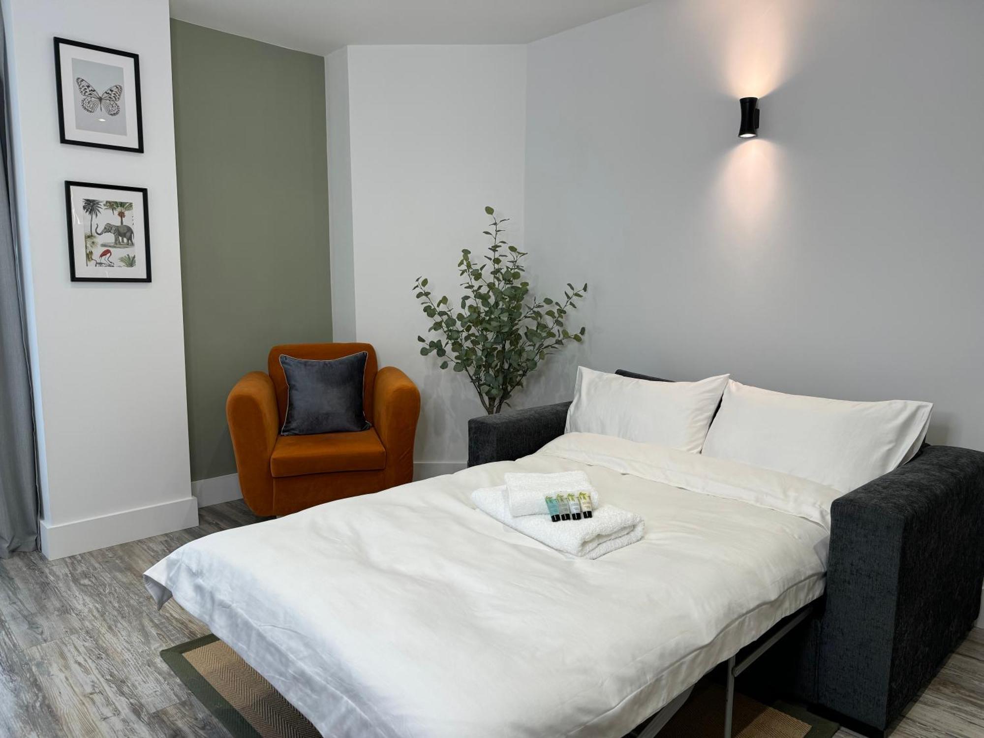 Modern One-Bedroom Apartment Swindon Bagian luar foto