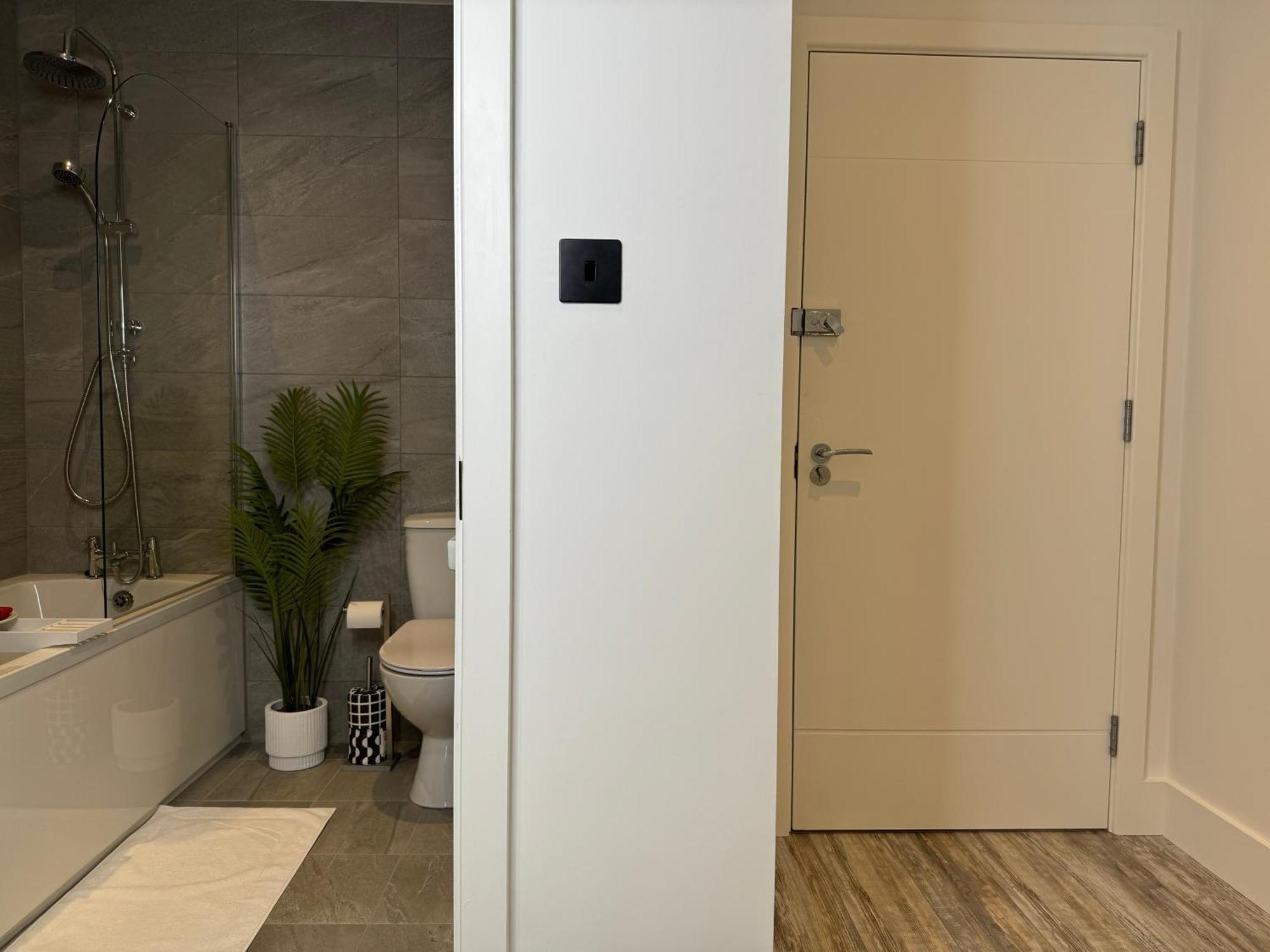 Modern One-Bedroom Apartment Swindon Bagian luar foto