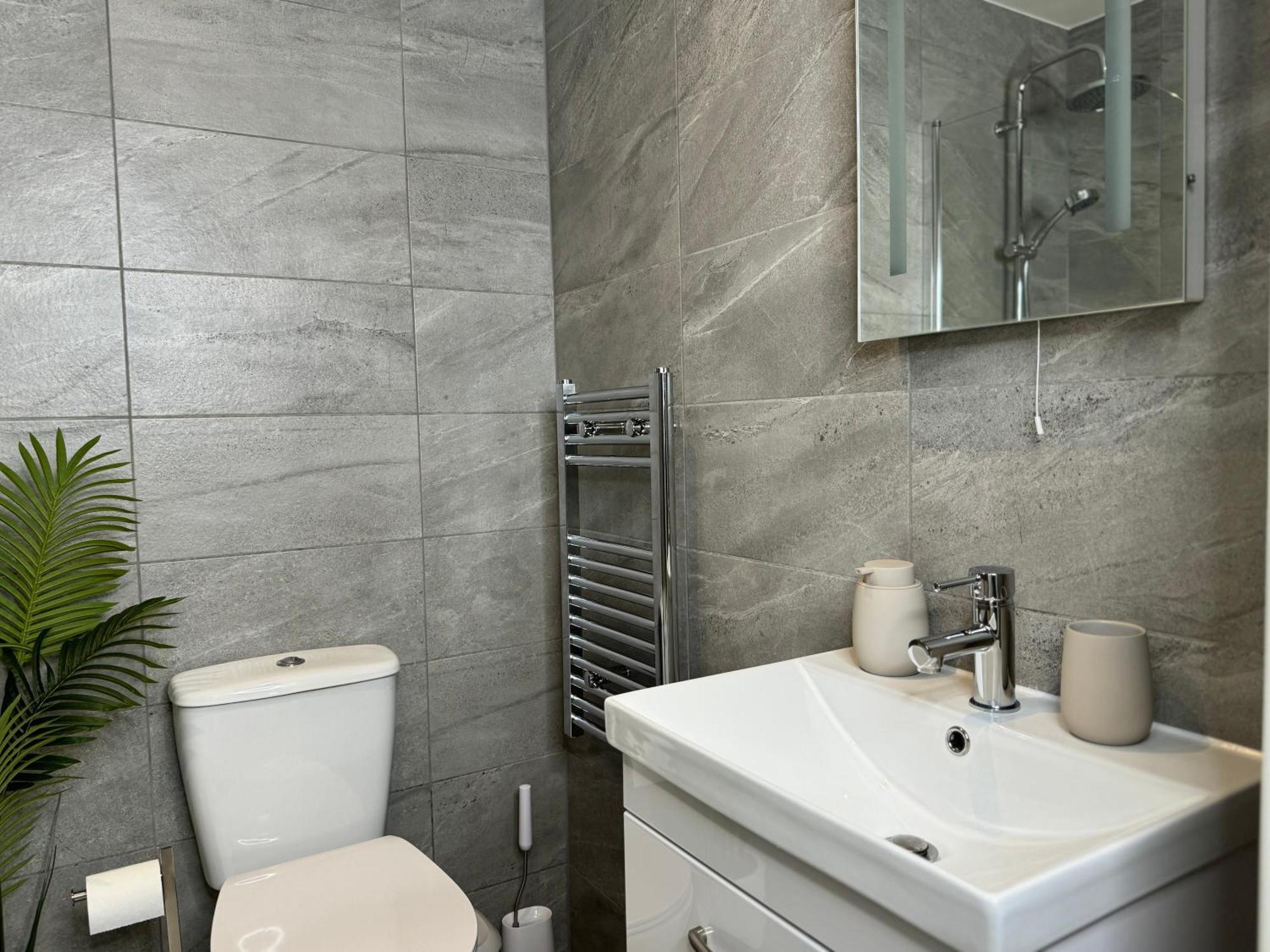 Modern One-Bedroom Apartment Swindon Bagian luar foto