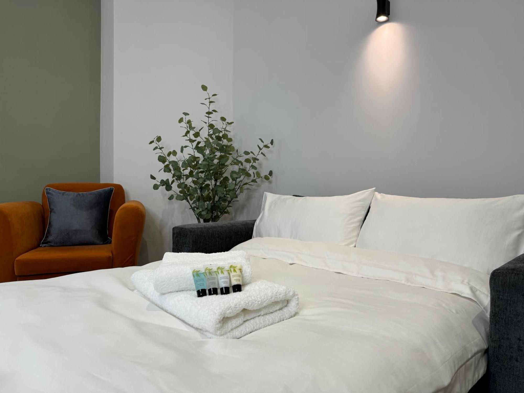 Modern One-Bedroom Apartment Swindon Bagian luar foto