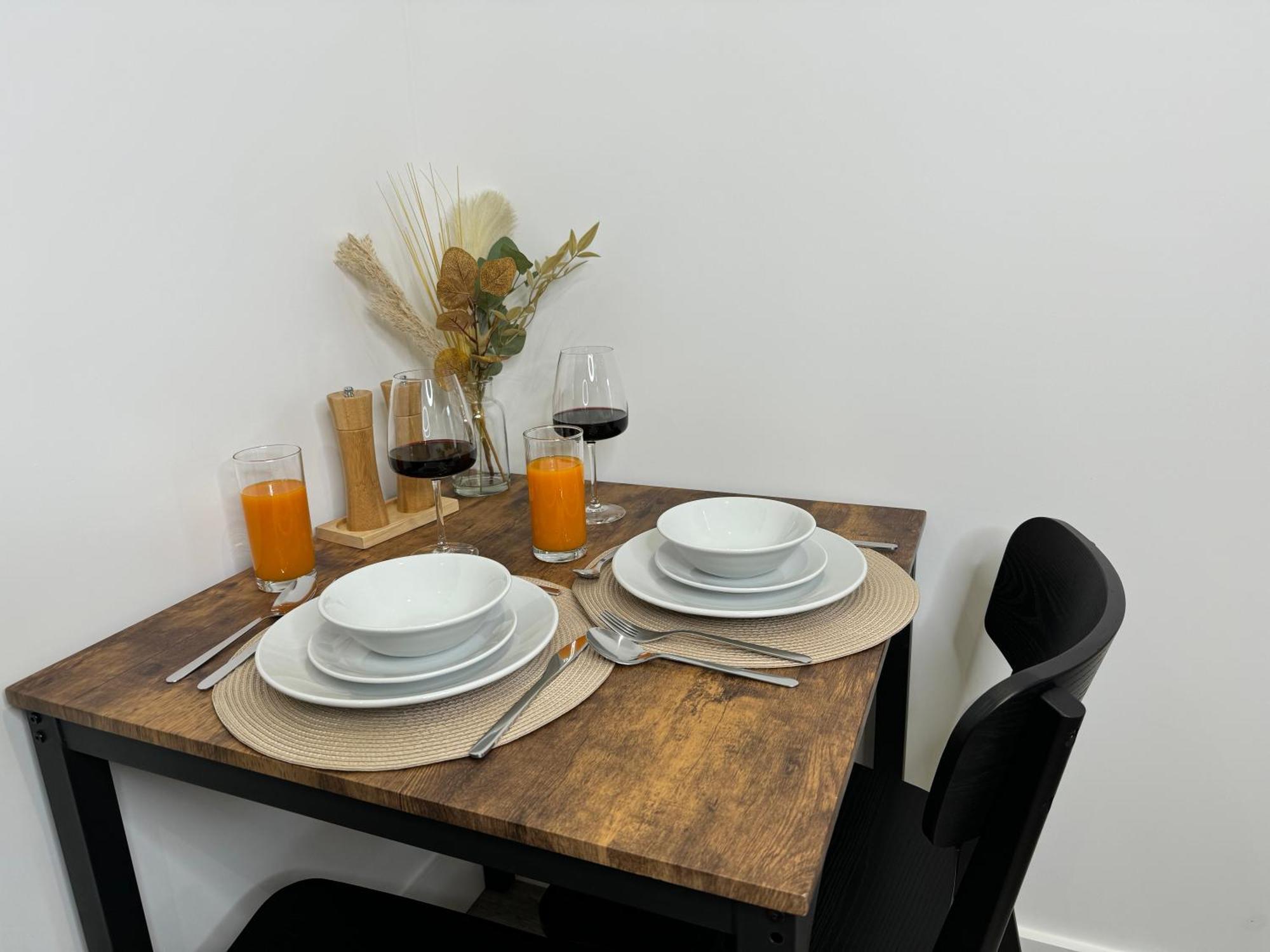 Modern One-Bedroom Apartment Swindon Bagian luar foto