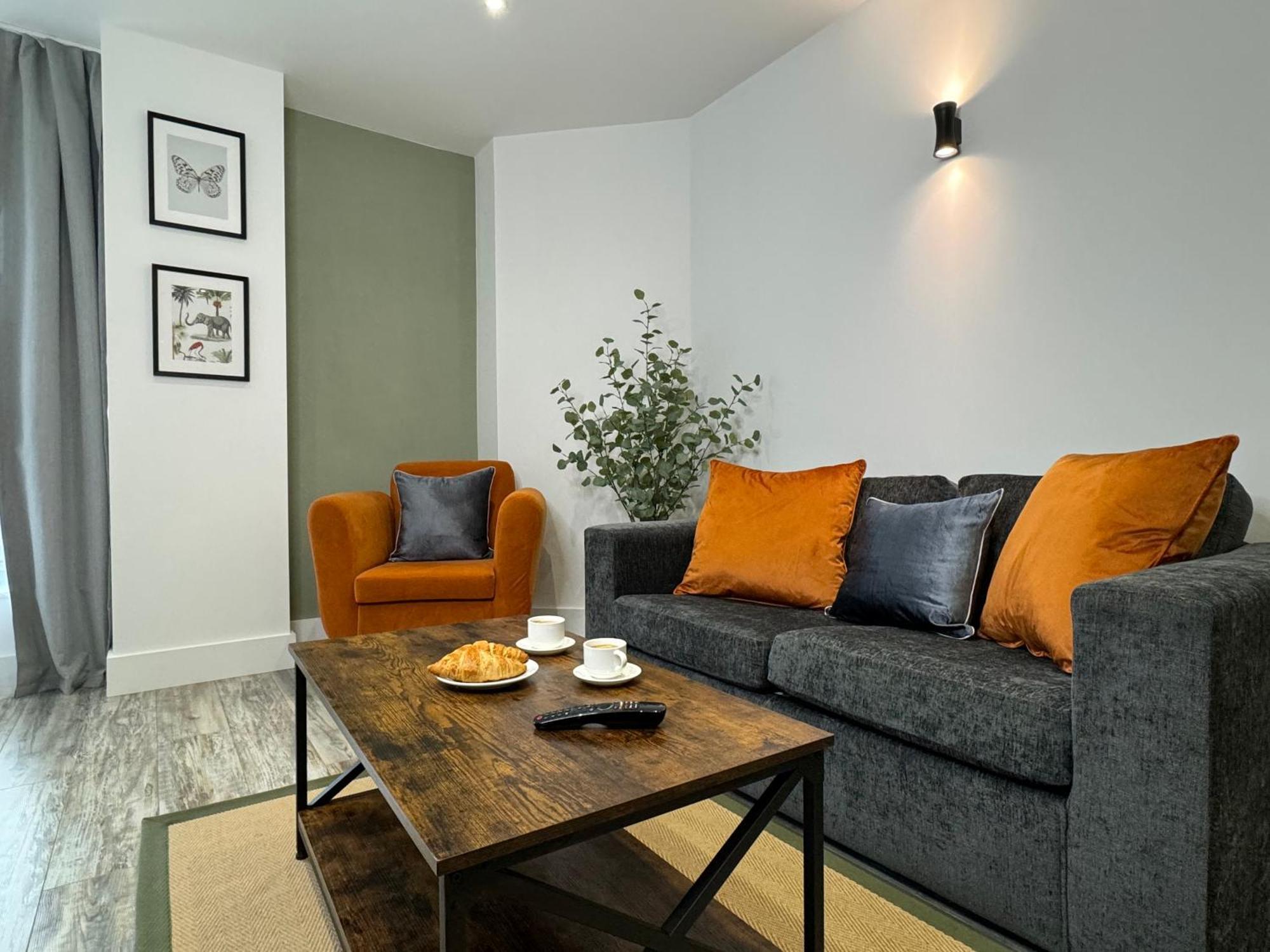Modern One-Bedroom Apartment Swindon Bagian luar foto
