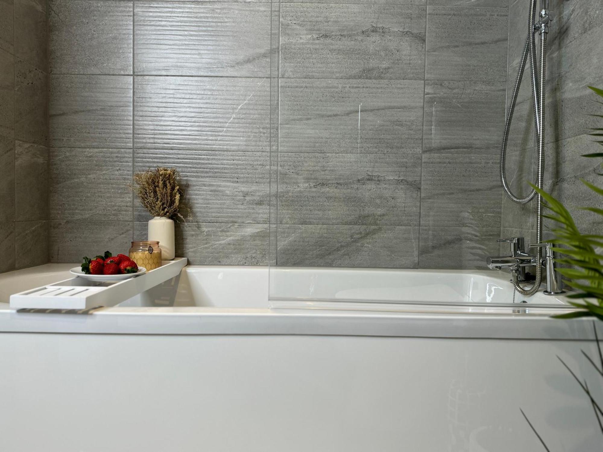 Modern One-Bedroom Apartment Swindon Bagian luar foto